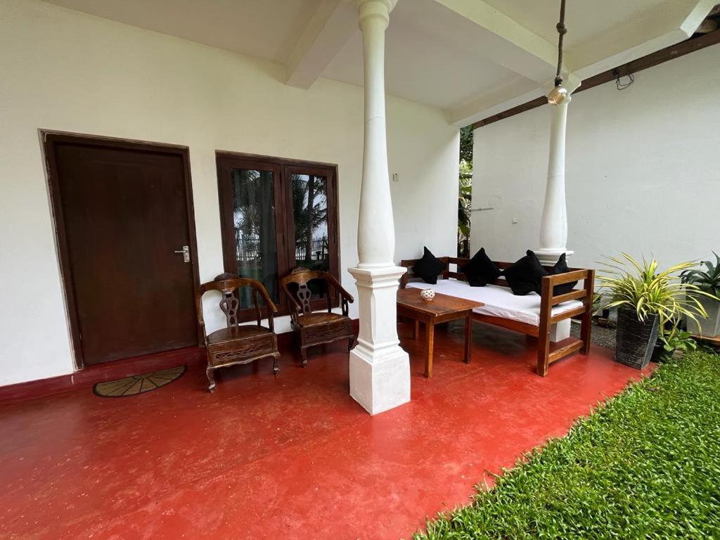 Beach House Kalukatiya - Family Villa, Seaview Room, Garden Room Dikwella Kültér fotó