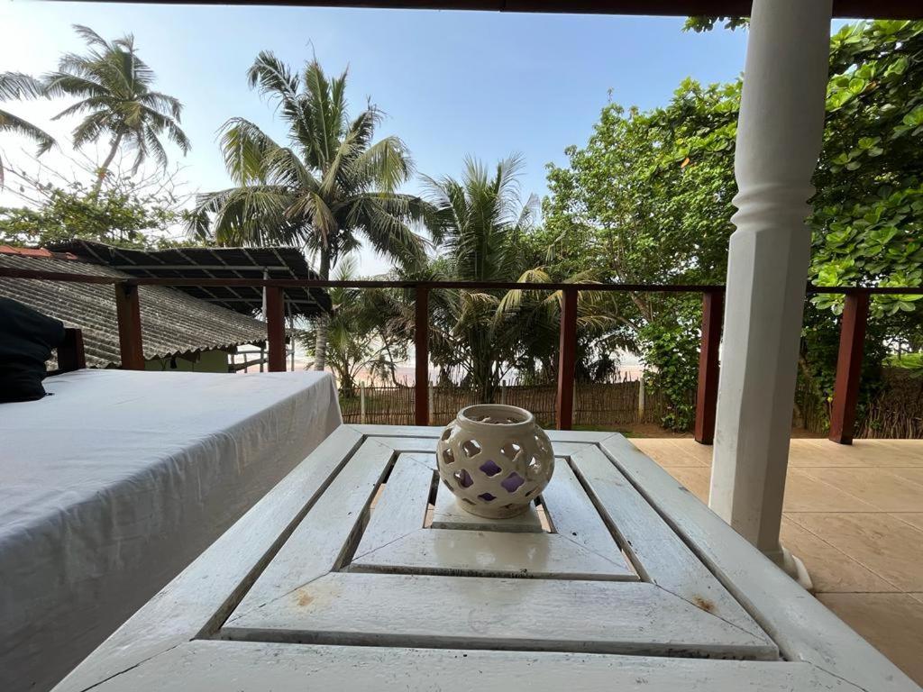 Beach House Kalukatiya - Family Villa, Seaview Room, Garden Room Dikwella Kültér fotó
