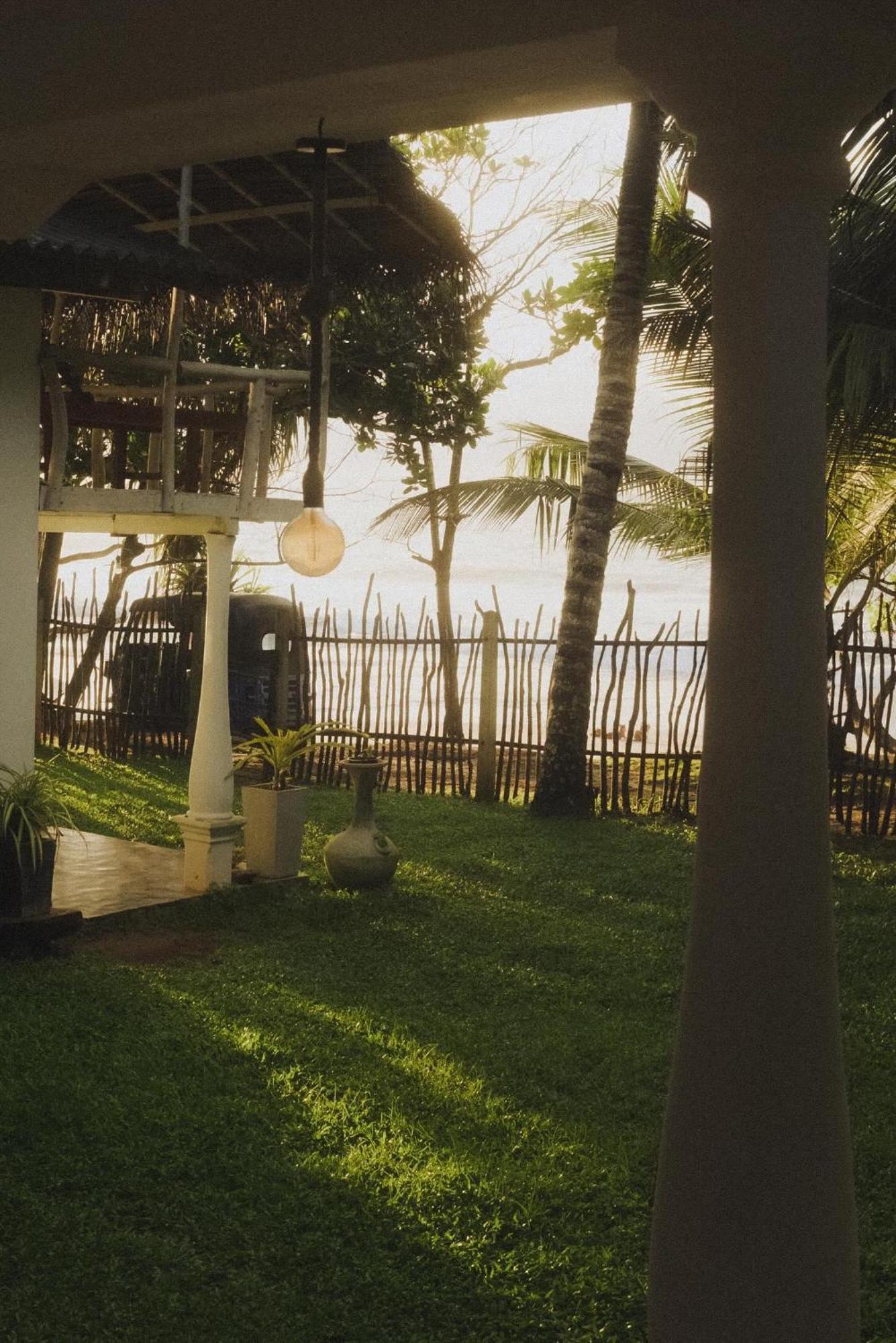 Beach House Kalukatiya - Family Villa, Seaview Room, Garden Room Dikwella Kültér fotó